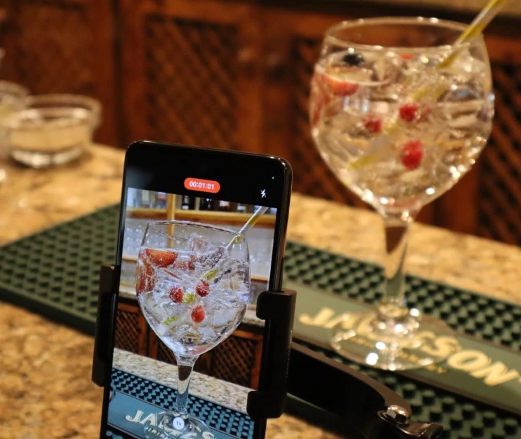 Gravació d’un còctel creatiu: contingut visual per a xarxes socials