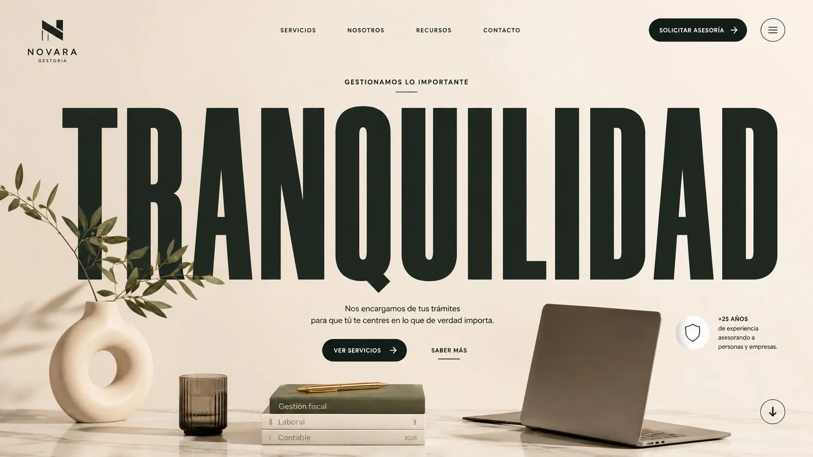 Pàgina web amb un titular tipogràfic enorme ocupant tota la pantalla